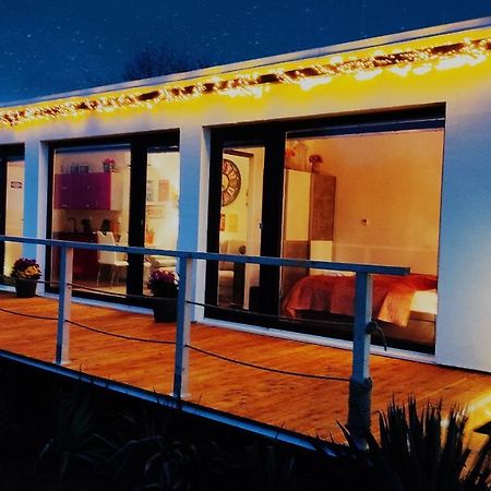 Ranch 66 - Moderni Tiny House Black Swallow Ve Stylu Route 66 Se Saunou A Bazenem Tršice Εξωτερικό φωτογραφία