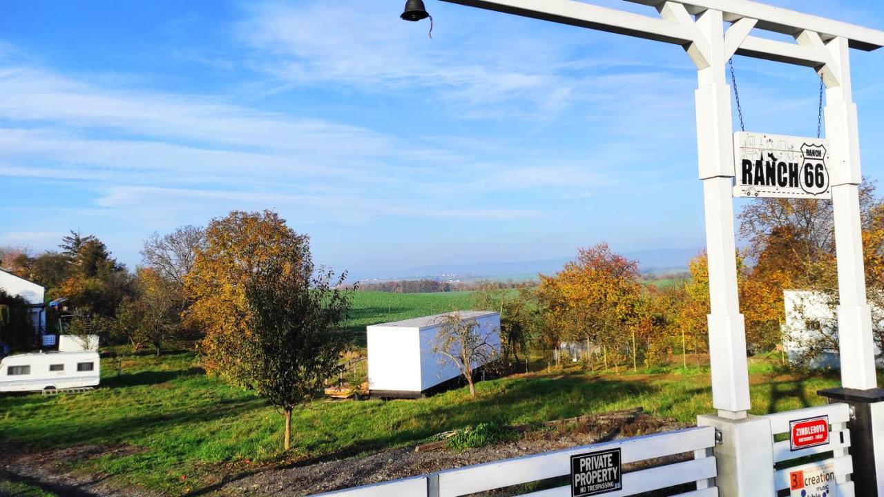Ranch 66 - Moderni Tiny House Black Swallow Ve Stylu Route 66 Se Saunou A Bazenem Tršice Εξωτερικό φωτογραφία