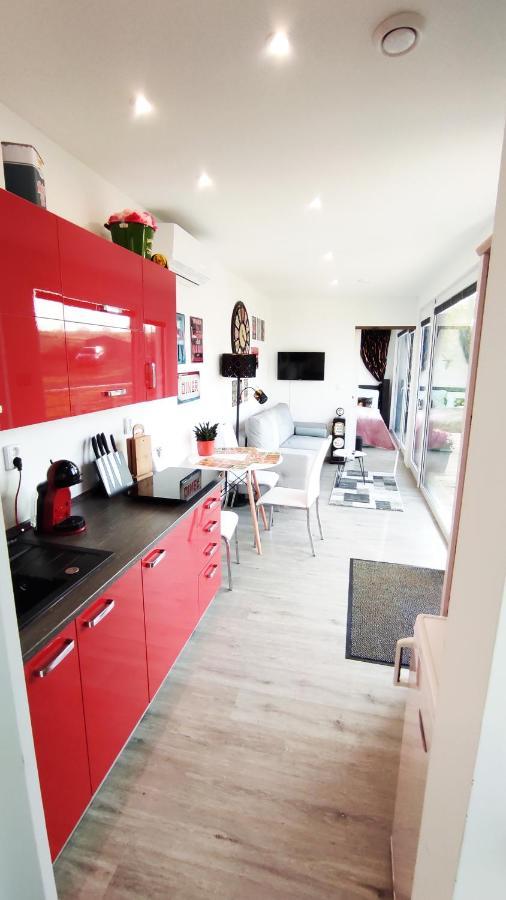 Ranch 66 - Moderni Tiny House Black Swallow Ve Stylu Route 66 Se Saunou A Bazenem Tršice Εξωτερικό φωτογραφία