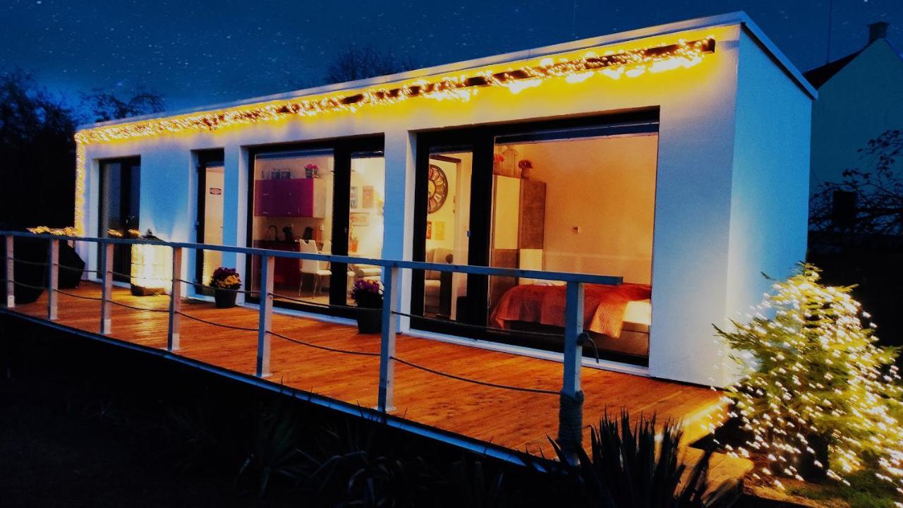 Ranch 66 - Moderni Tiny House Black Swallow Ve Stylu Route 66 Se Saunou A Bazenem Tršice Εξωτερικό φωτογραφία