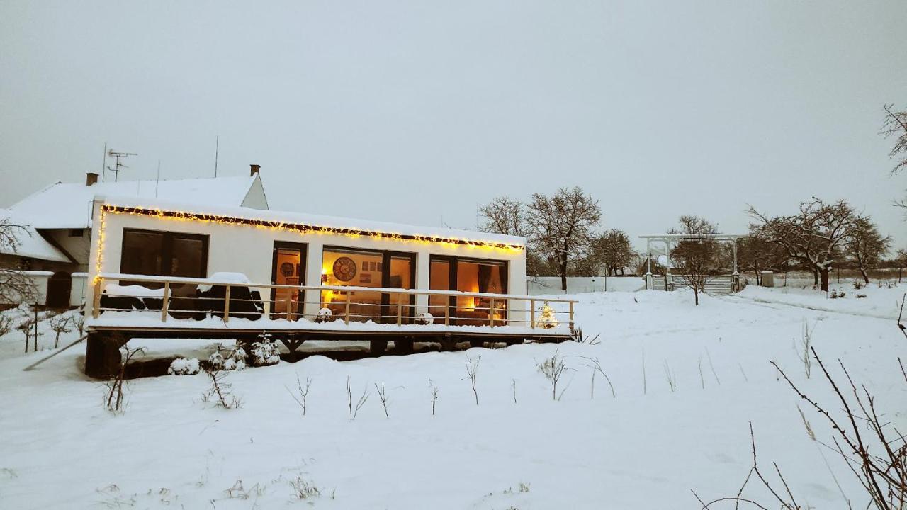 Ranch 66 - Moderni Tiny House Black Swallow Ve Stylu Route 66 Se Saunou A Bazenem Tršice Εξωτερικό φωτογραφία