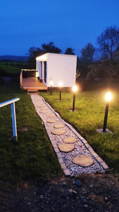 Ranch 66 - Moderni Tiny House Black Swallow Ve Stylu Route 66 Se Saunou A Bazenem Tršice Εξωτερικό φωτογραφία