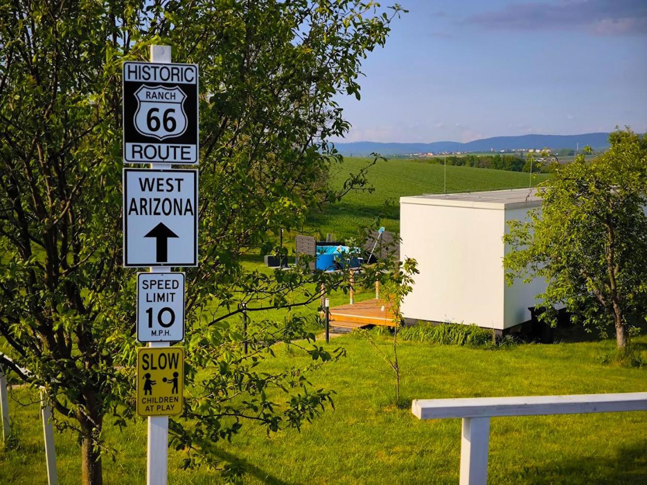 Ranch 66 - Moderni Tiny House Black Swallow Ve Stylu Route 66 Se Saunou A Bazenem Tršice Εξωτερικό φωτογραφία