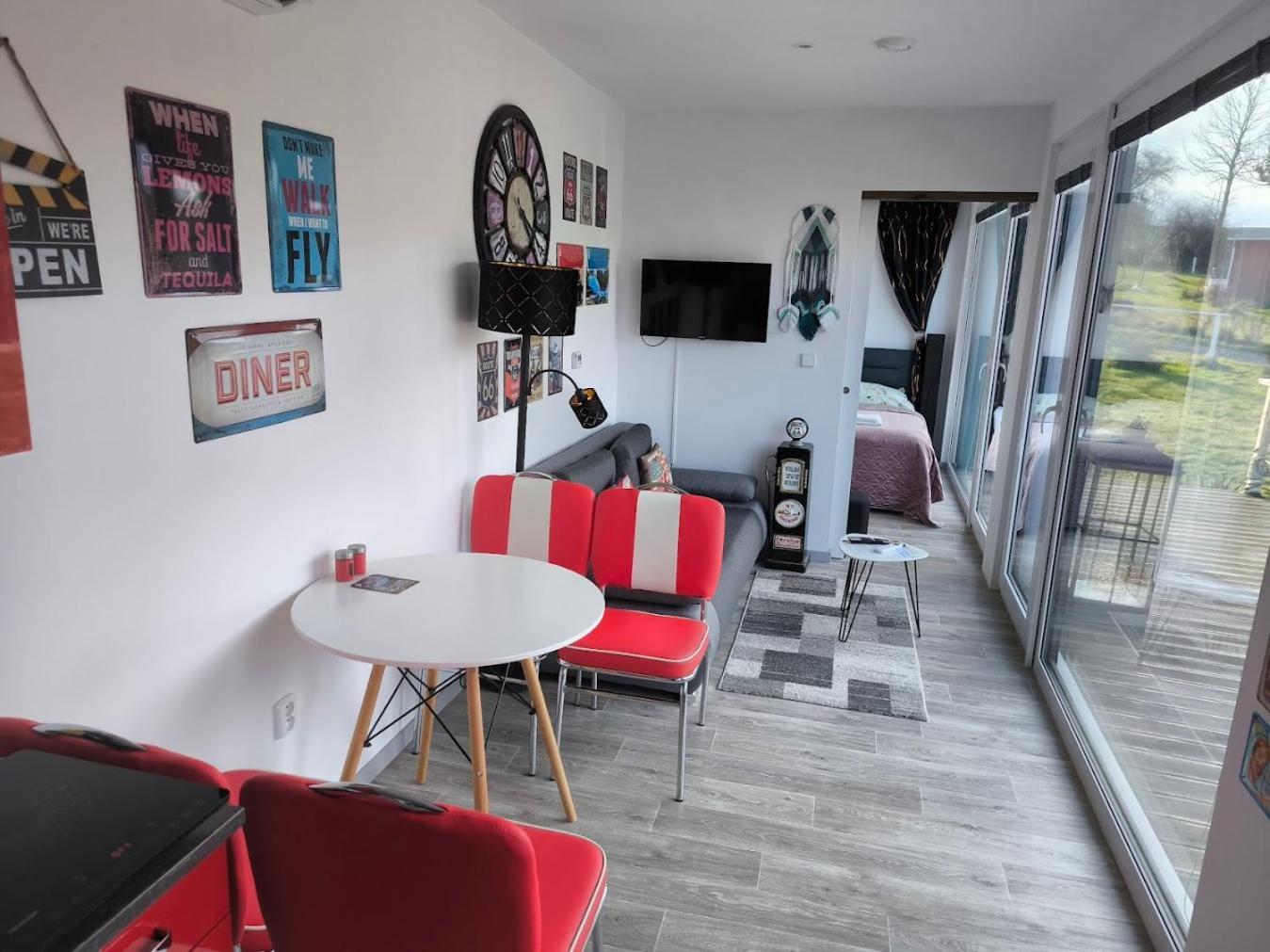 Ranch 66 - Moderni Tiny House Black Swallow Ve Stylu Route 66 Se Saunou A Bazenem Tršice Εξωτερικό φωτογραφία